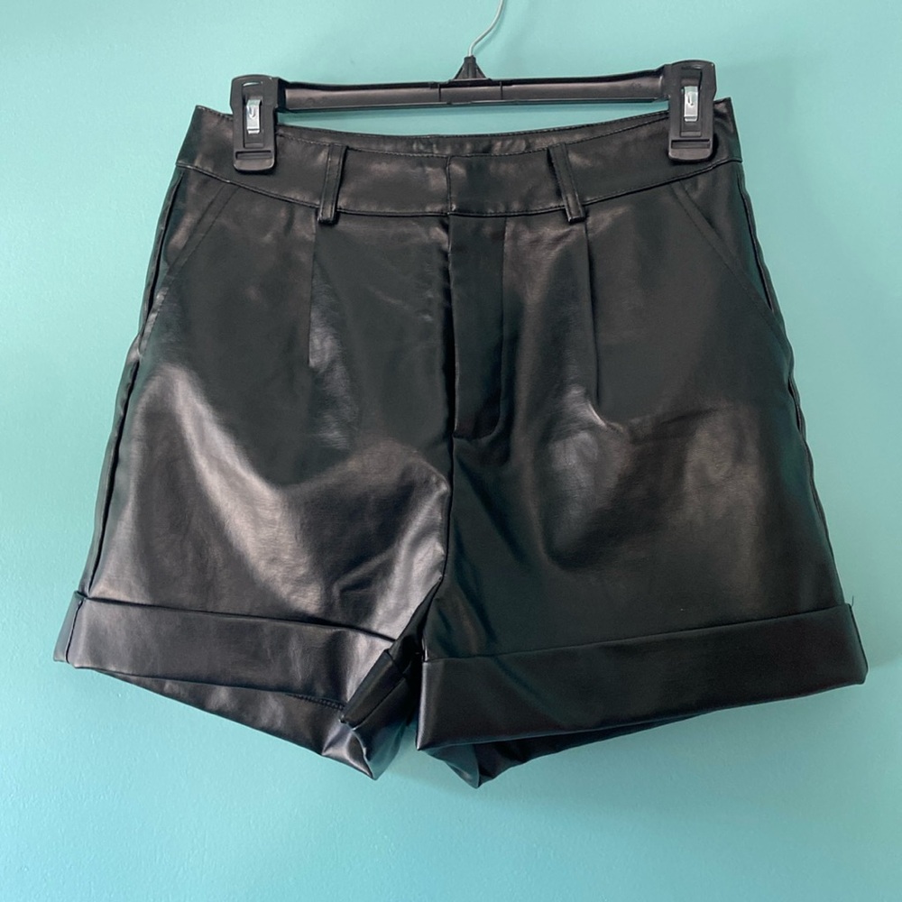 Size M (US 6) faux leather shorts